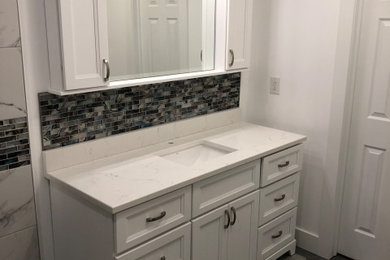 Example of a minimalist bathroom design in Other