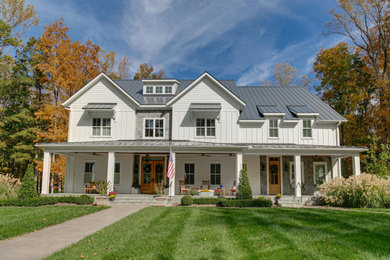 Diseño de fachada de casa blanca y negra de estilo americano con revestimiento de hormigón y panel y listón