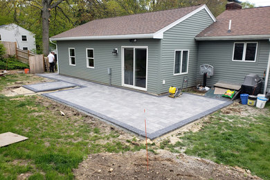 trio blend patio in granite gray with charcoal boarder