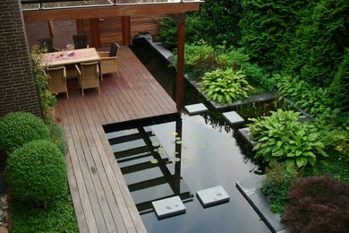 Große, Überdachte Moderne Terrasse mit Wasserspiel in Hamburg