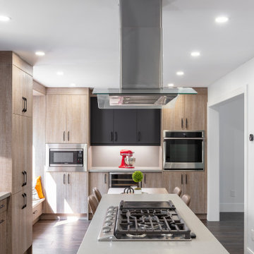 Contemporary two tone Kitchen Wood and Matte Black Acryl