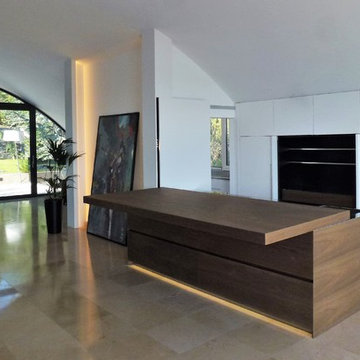 Repräsentative Küche mit Nebenküche einer modernen Villa in Wien