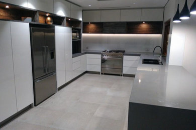 Photo of a modern kitchen in Perth.
