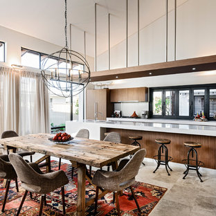 Große Moderne Wohnküche mit Travertin in Perth