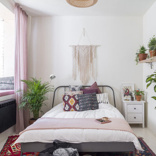 Пример оригинального дизайна: хозяйская спальня в стиле фьюжн с белыми стенами и белым полом