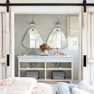 Mittelgroßes Shabby-Style Badezimmer En Suite mit offenen Schränken, grauer Wandfarbe, Waschtischkonsole, weißen Schränken, Duschnische, grauen Fliesen, Porzellanfliesen, Marmorboden, Marmor-Waschbecken/Waschtisch, weißem Boden und Falttür-Duschabtrennung in Chicago