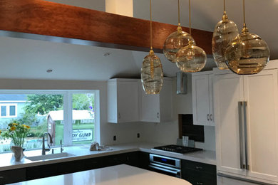 Inspiration for a coastal home design remodel in Los Angeles