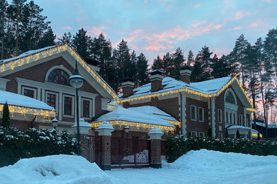 モスクワにあるトラディショナルスタイルのおしゃれな家の外観の写真