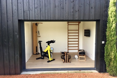 Photo of a small scandinavian multipurpose gym in Bordeaux with white walls, laminate floors and beige floor.