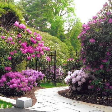 Discrete garden entrance