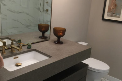 オタワにある高級な中くらいなミッドセンチュリースタイルのおしゃれなマスターバスルーム (洗面台1つ、フローティング洗面台) の写真