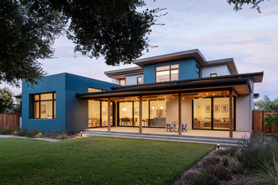 Foto della villa multicolore contemporanea a due piani di medie dimensioni con tetto grigio