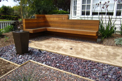 This is an example of a contemporary landscaping in Los Angeles.