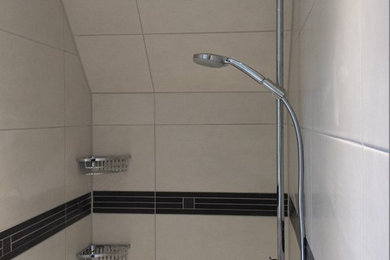 Ein Badezimmer mit Whirlwanne und große Dusche
