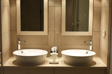 This is an example of a modern bathroom in Lyon.