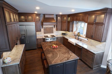 Kitchen - mid-sized transitional kitchen idea in Detroit