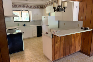 Kitchen - country kitchen idea in Austin