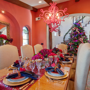 Idées déco pour une salle à manger éclectique fermée et de taille moyenne avec un mur rose, un sol en carrelage de céramique et un sol vert.