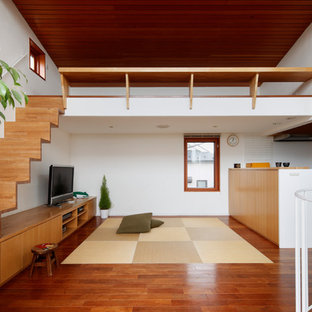 東京23区のアジアンスタイルのおしゃれなLDK (白い壁、無垢フローリング、茶色い床) の写真