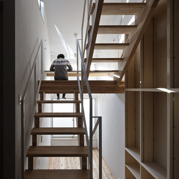 狭小住宅だからこそスキップフロアーを 階段が図書館な住まい : 聚楽廻の住宅