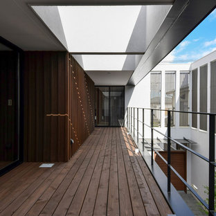 大きいコンテンポラリースタイルのおしゃれな中庭のテラス (デッキ材舗装) の写真