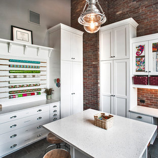 Ejemplo de sala de manualidades clásica renovada, grande, sin chimenea, con paredes grises, suelo de pizarra y escritorio independiente