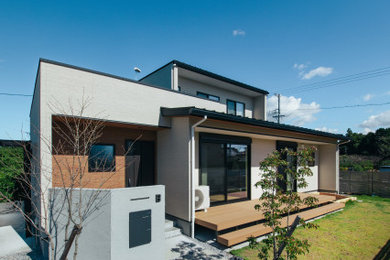 Idee per la facciata di una casa bianca moderna a due piani con copertura in metallo o lamiera e tetto nero