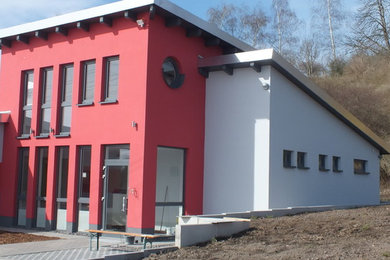 Großes, Zweistöckiges Klassisches Reihenhaus mit Putzfassade, grauer Fassadenfarbe, Flachdach und Blechdach in Leipzig