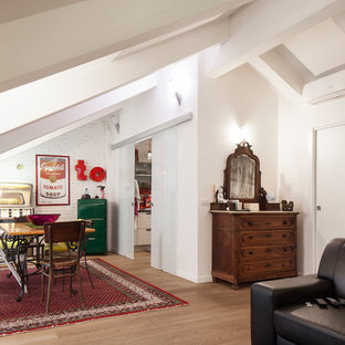 トゥーリンのエクレクティックスタイルのLDKの画像 (白い壁、淡色無垢フローリング)