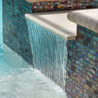 マイアミのアジアンスタイルのおしゃれなプールの写真