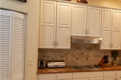 Kitchen photo in Miami