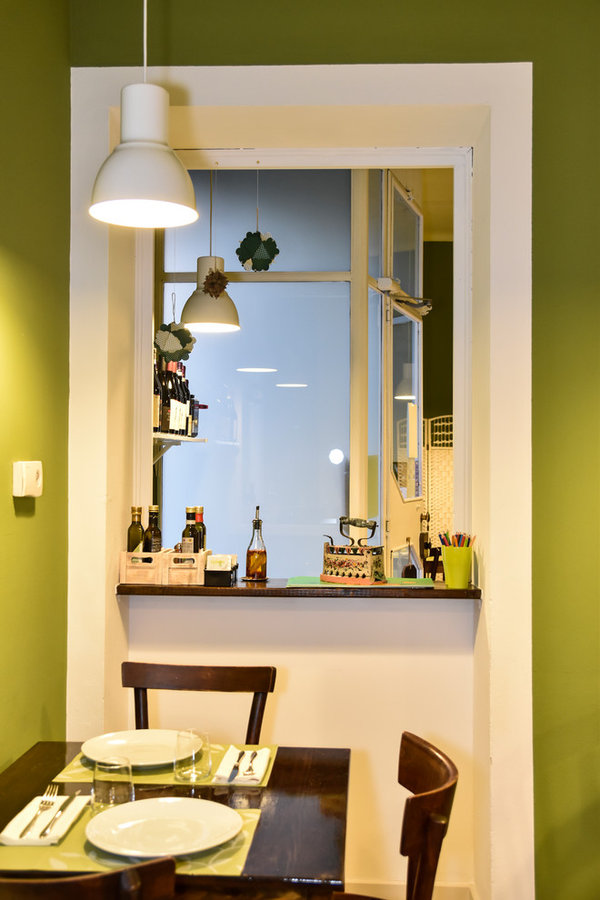 Relooking di ristorante rustico-chic verde oliva