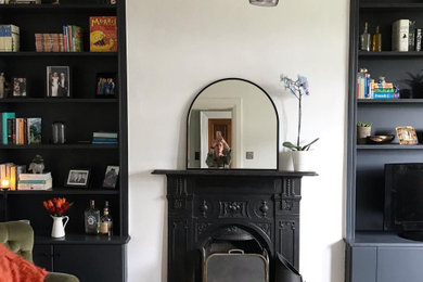 ベルファストにある小さなコンテンポラリースタイルのおしゃれなリビング (白い壁、ラミネートの床、標準型暖炉) の写真