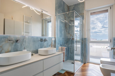 Immagine di una stanza da bagno minimalista