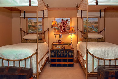 Modelo de dormitorio tipo loft bohemio grande sin chimenea con parades naranjas, moqueta y suelo beige