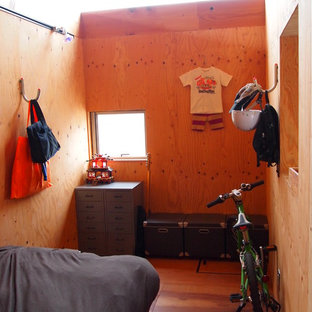 Idee per una piccola camera da letto etnica con pavimento in compensato