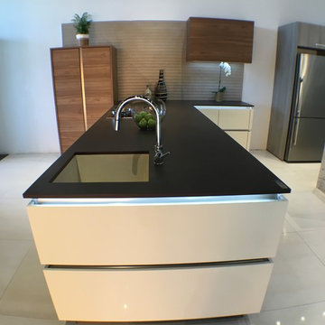 Showroom Modern Kitchen Cabinets