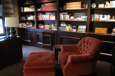 Ejemplo de despacho clásico grande con paredes beige, moqueta, escritorio independiente y suelo marrón