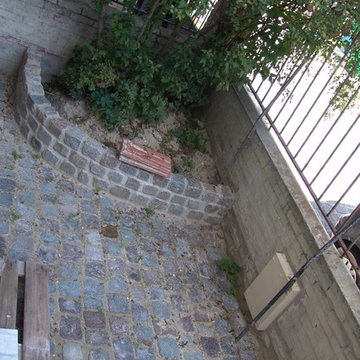 La cour pavée sur rue