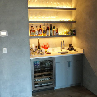 ニューヨークのラスティックスタイルのおしゃれなホームバーの写真