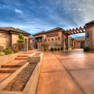 Großes, Einstöckiges, Beigefarbenes Mediterranes Haus mit Putzfassade und Walmdach in Salt Lake City