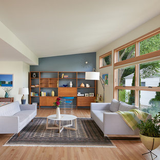 Foto de salón para visitas abierto, vintage, grande, sin televisor y chimenea, con suelo de madera clara, paredes azules y suelo beige