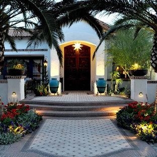 Создайте стильный интерьер: прихожая в средиземноморском стиле с двустворчатой входной дверью и входной дверью из темного дерева - последний тренд