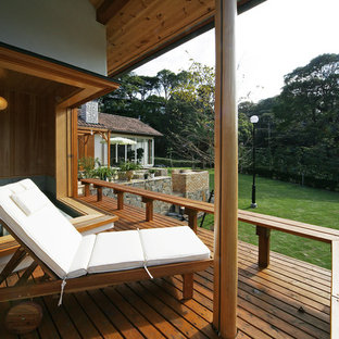 東京都下のカントリー風おしゃれな裏庭のデッキ (張り出し屋根) の写真
