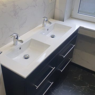 Salle de bain moderne avec touche de marbre