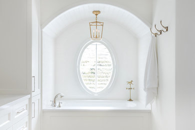 Example of a transitional bathroom design in Toronto