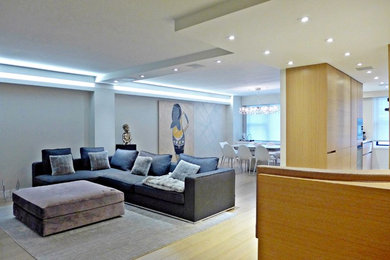 Minimalist living room photo in New York