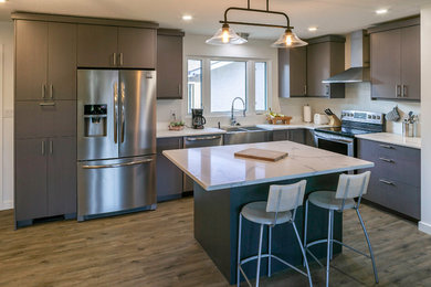 Design ideas for a modern kitchen in Edmonton.