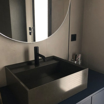 Meuble de salle de bain laque mat bleue et Béton - une maison Éclectique