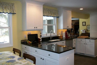 Example of a cottage kitchen design in Chicago